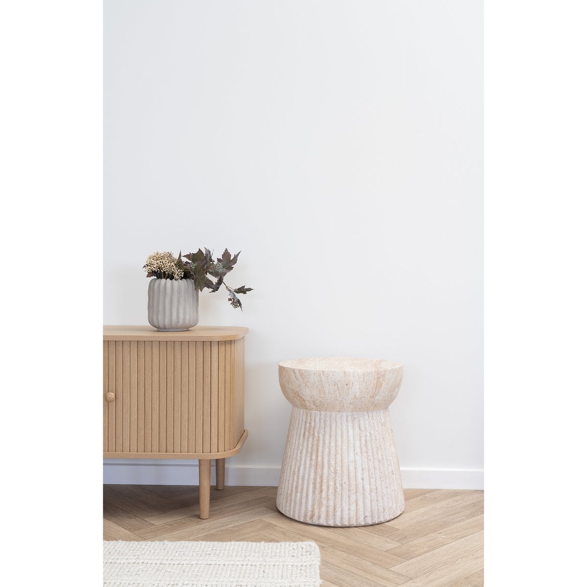 Bonn Beistelltisch – Natur, Fiberglasbeton mit Rillendesign, ø37x43 cm