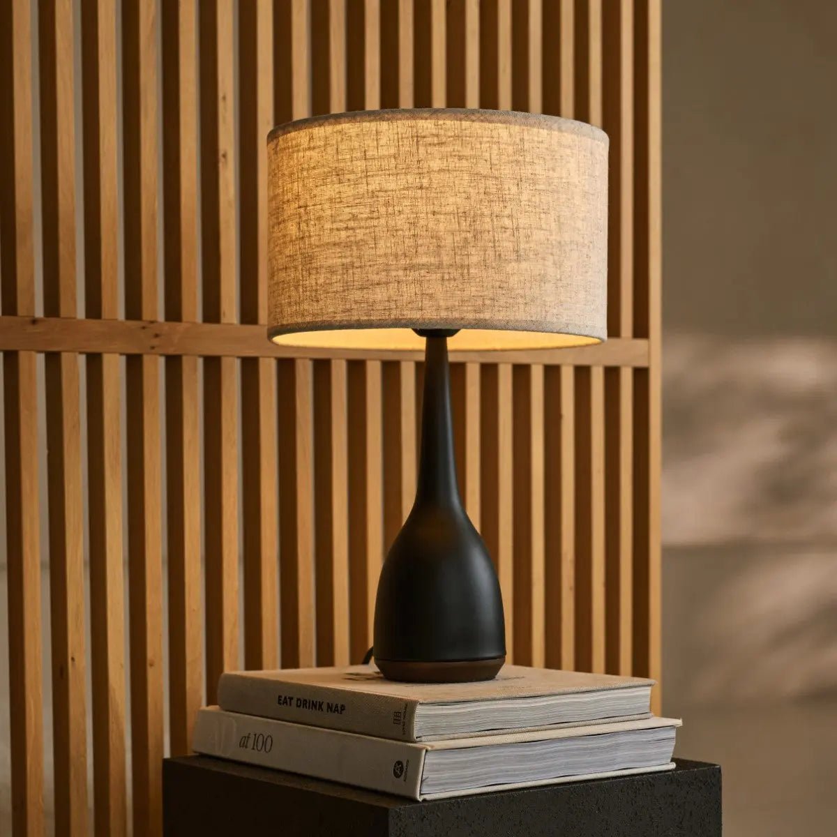 Jacob Black Lamp | Beige Linnenmix Shade & Elegant Lighting
