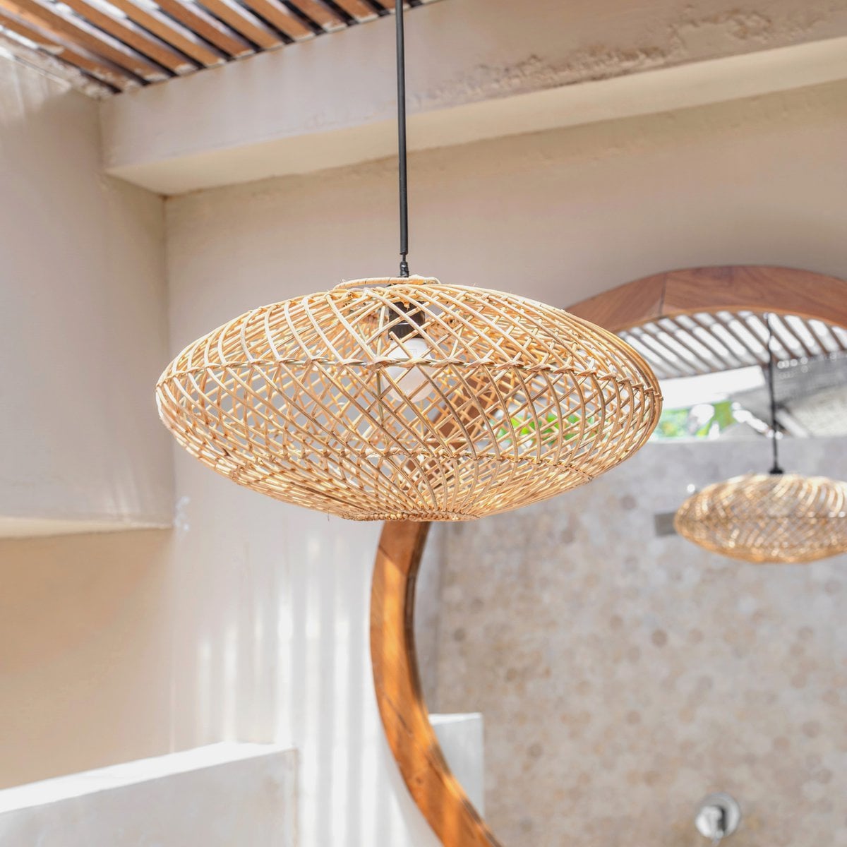 Lámpara de ratán – Lámpara colgante bohemia – Lámpara de techo natural – Lámpara de disco – Lámpara de techo plana tejida a mano (Ø 40 cm) ARANA