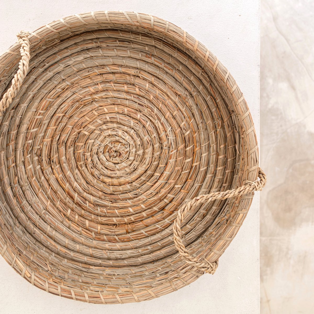 Handwoven Seagrass Round Serving Tray – Decorative Natural Home Decor