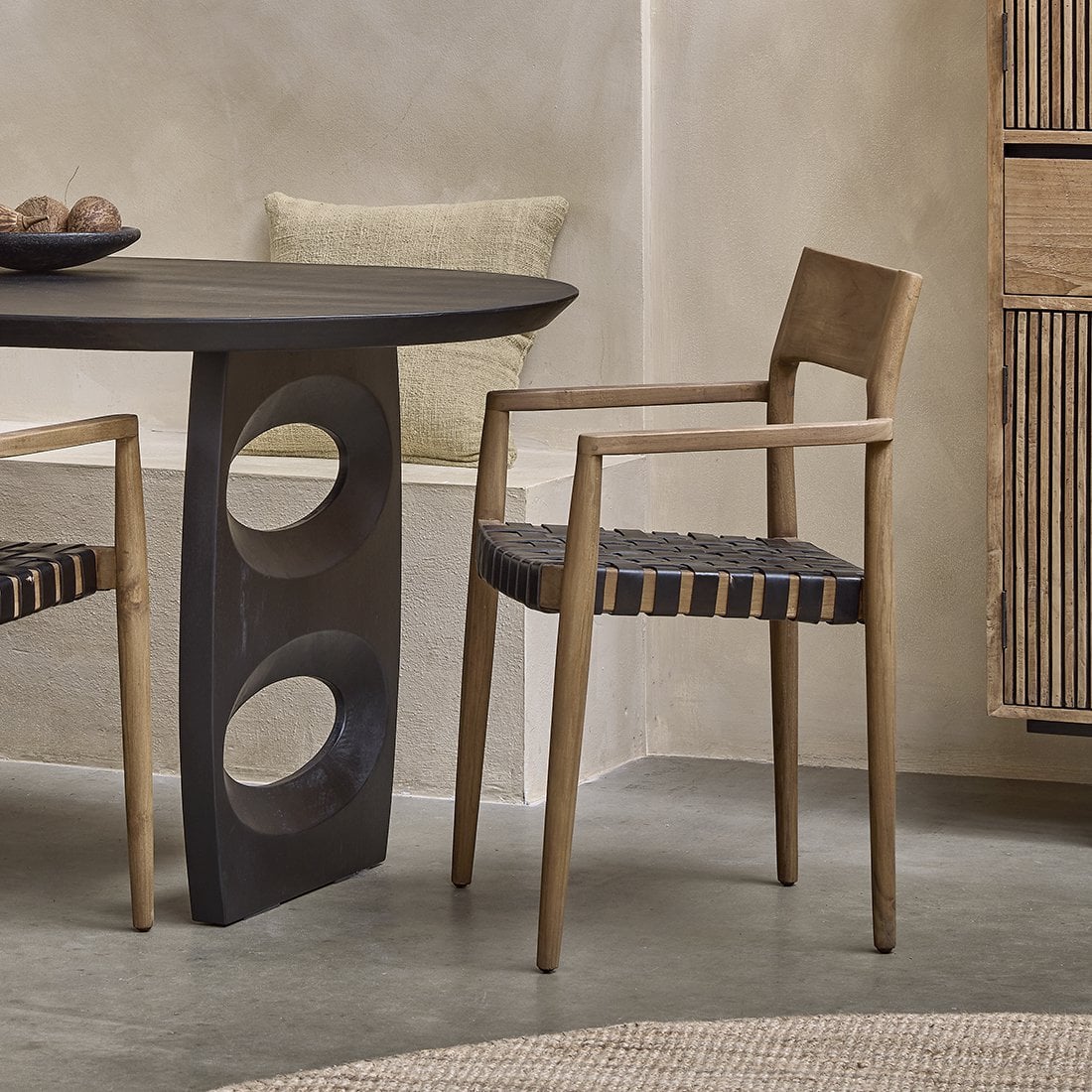 Freya dining room chair with armrest black