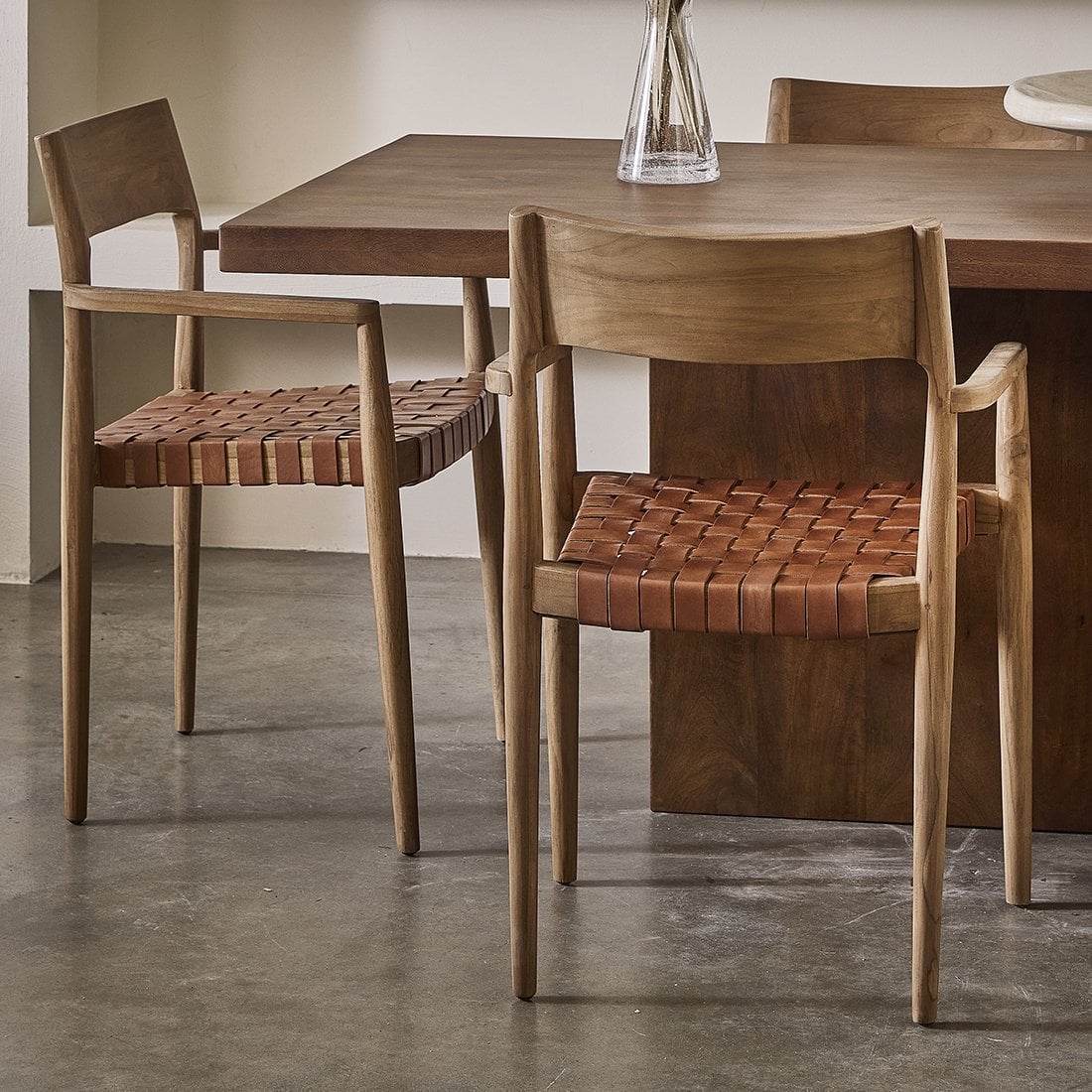 Freya dining room chair with armrest brown