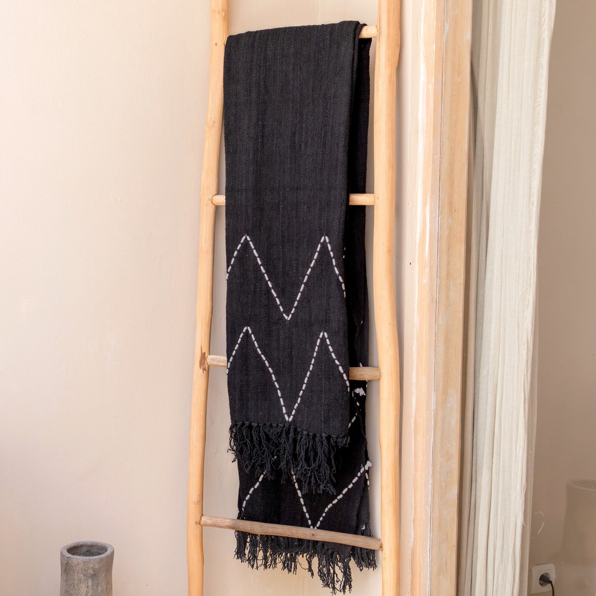 Black Throw Handwoven – Boho Bedspread – Fringes and Zigzag Pattern Plaid – Cosy Sofa Blanket – Cotton Throw 140x200 cm LINGGAH