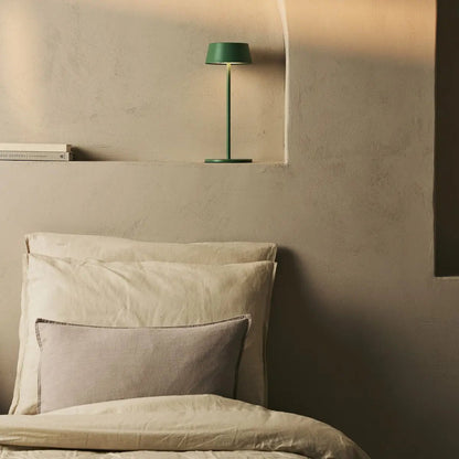 Lampe de table rechargeable Hugo vert sauge | Élégante, Dimmable & Sans fil