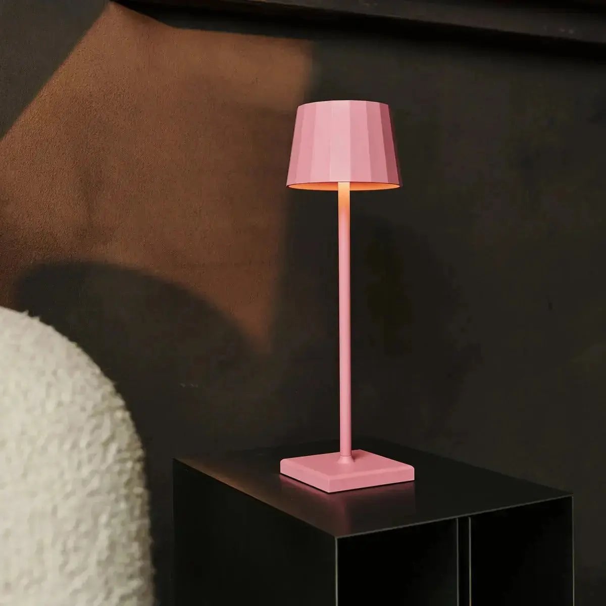 Combi Set Professional | 4 x Wouter Flamingo Pink Rechargeable Table Lamps & 1 x Amstel Charging Station