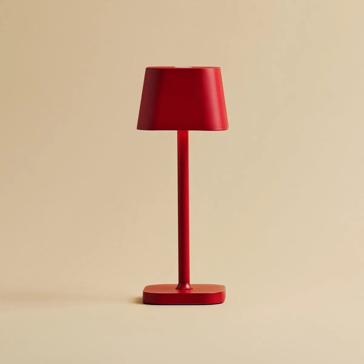 Lámpara de Mesa Recargable Ava Berry Red | Elegante, Inalámbrica y Regulable