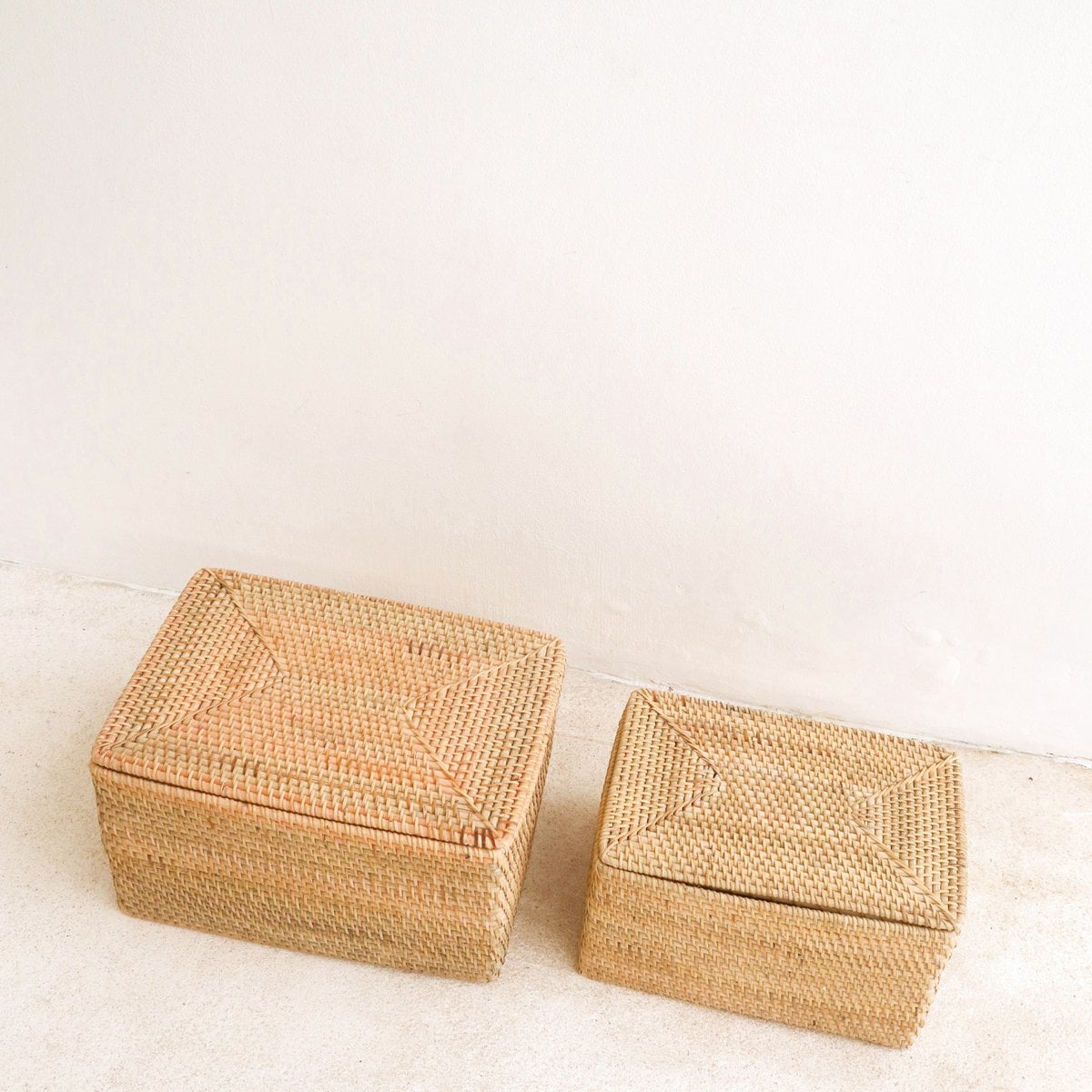 Panier de rangement avec couvercle – Panier d'étagère en rotin beige – Panier décoratif tressé à la main GRAHA (2 tailles)