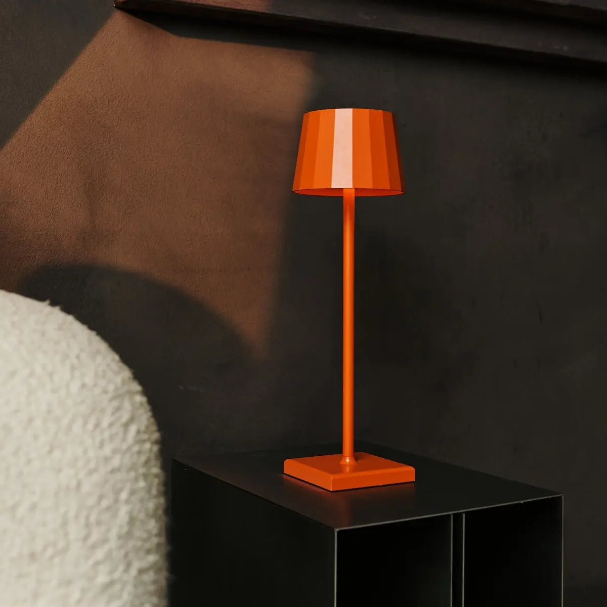 Combi Set Professional | 4 x Wouter Blossom Orange Rechargeable Table Lamps & 1 x Amstel Charging Station