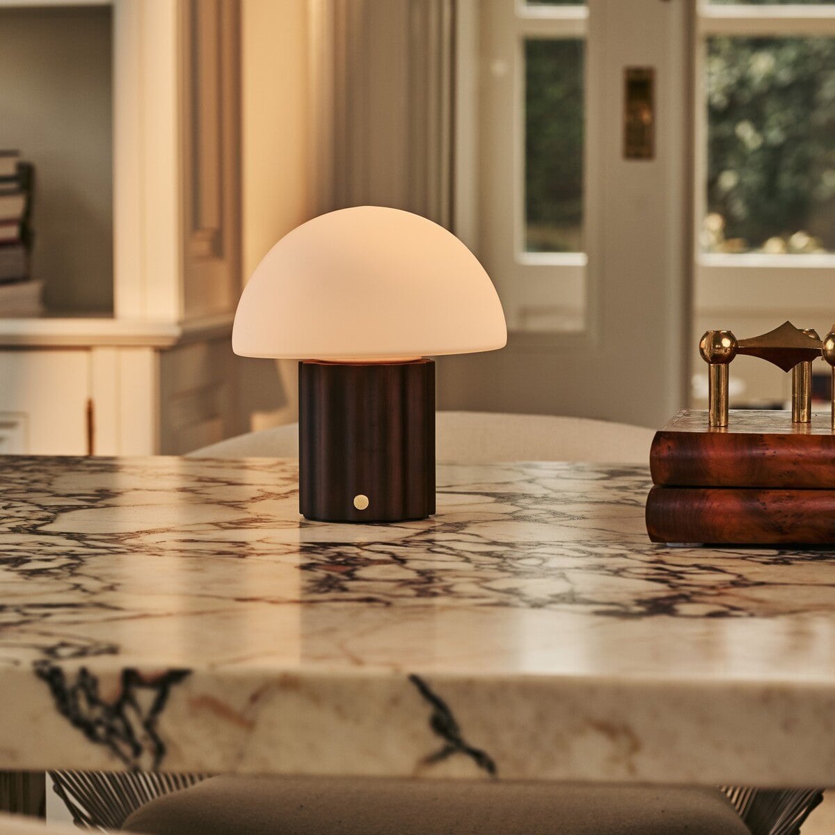 Lámpara de mesa recargable Timo marrón oscuro | Regulable, pantalla modular y 3 colores de luz