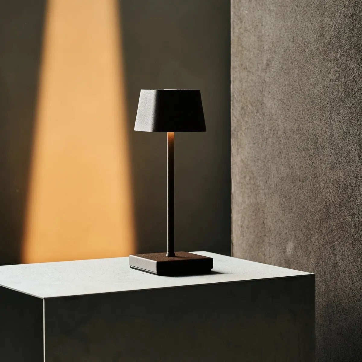 Sarphati Mini Mocha Brown Cordless Table Lamp | Rechargeable via Charging Station & 3 Light Modes