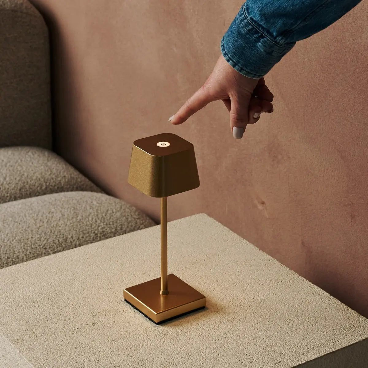 Combi Set Professional | 8 x Sarphati Mini Gold Rechargeable Table Lamps & 1 x Central Station Charging Station