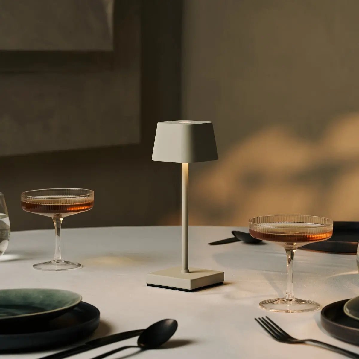 Set combinado profesional | 4 lámparas de mesa recargables Sarphati Mini Shadow Grey para hostelería y 1 estación de carga Amstel
