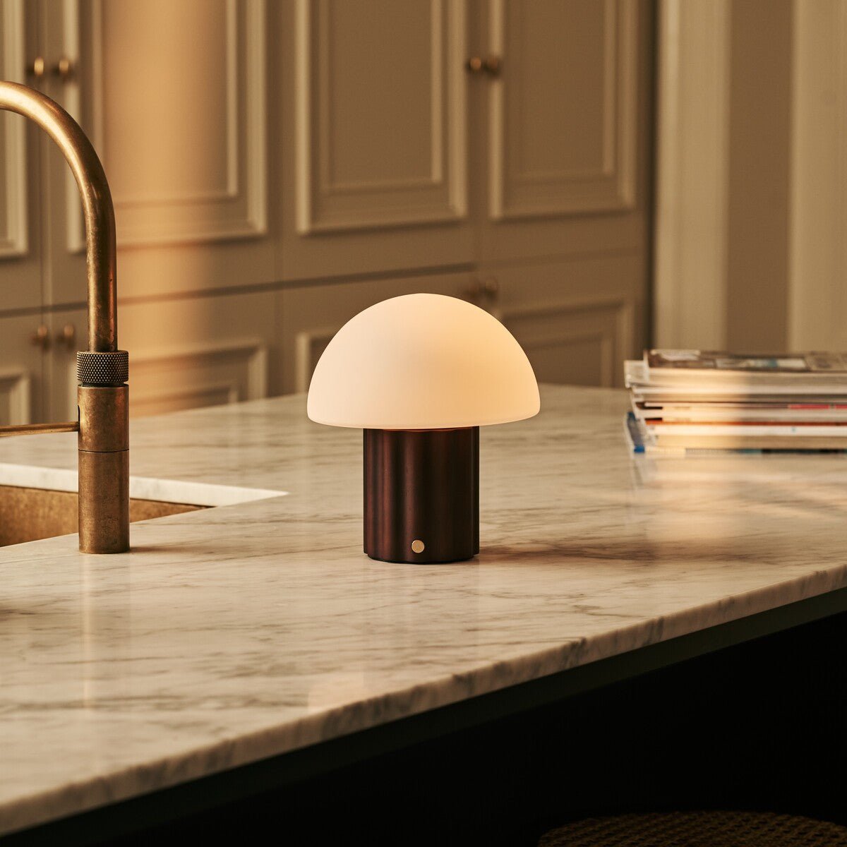 Lámpara de mesa recargable Timo marrón oscuro | Regulable, pantalla modular y 3 colores de luz