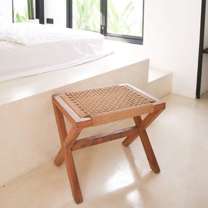 Tabouret en bois INDRA (beige) en Trembesi avec assise en papier recyclé tressé