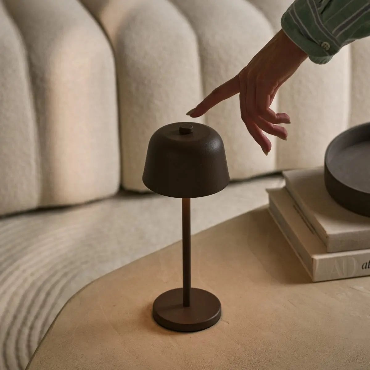 Lámpara de mesa recargable Anton Mocha Brown | Iluminación elegante e inalámbrica