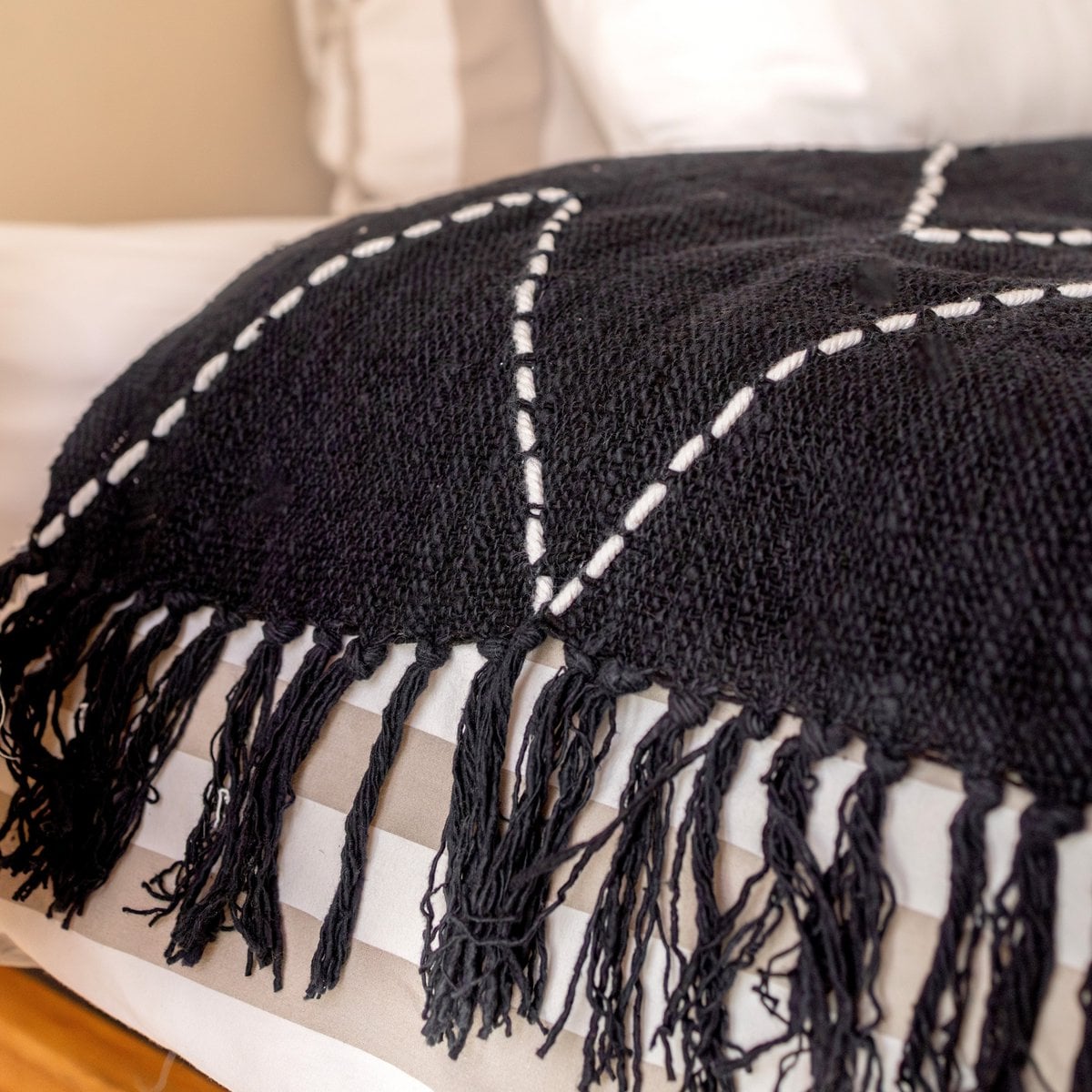 Black Throw Handwoven – Boho Bedspread – Fringes and Zigzag Pattern Plaid – Cosy Sofa Blanket – Cotton Throw 140x200 cm LINGGAH