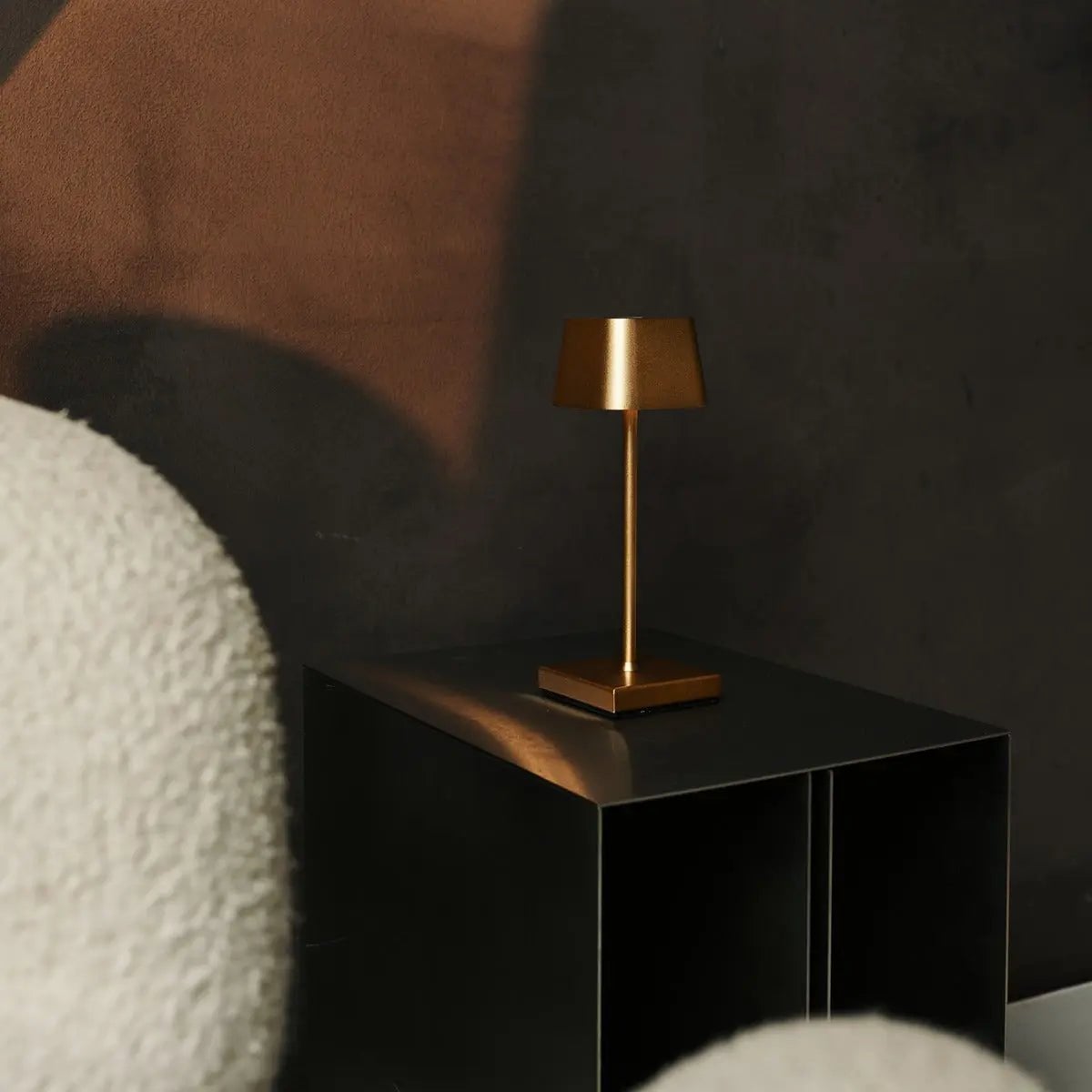 Combi Set Professional | 8 x Sarphati Mini Gold Rechargeable Table Lamps & 1 x Central Station Charging Station
