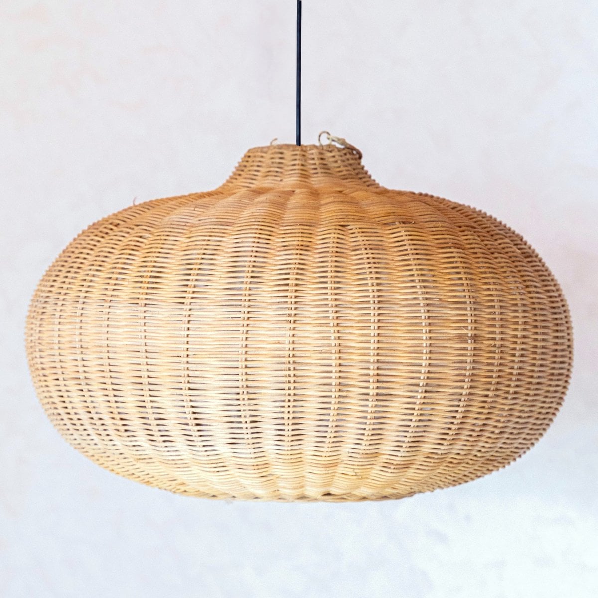 Grand abat-jour en rotin – Luminaire suspendu rond Boho – Lampe hanging en rotin fait main – Abat-jour en fibre naturelle tissée (Ø 56 cm) ANJANI