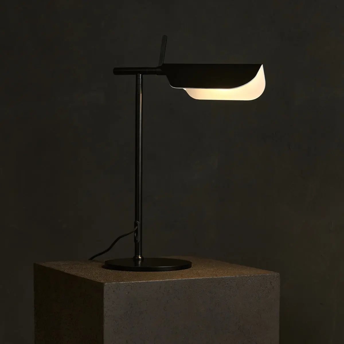 Black Metal Table Lamp - Modern Scandinavian Dresser Lamp