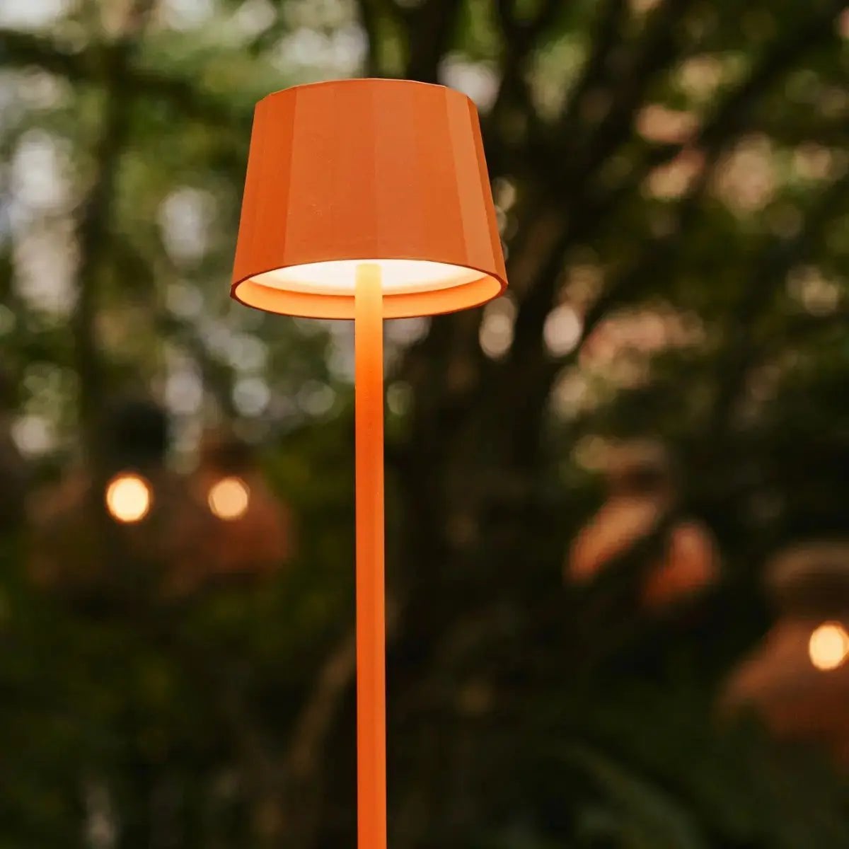 Combi Set Professional | 4 x Wouter Blossom Orange Rechargeable Table Lamps & 1 x Amstel Charging Station