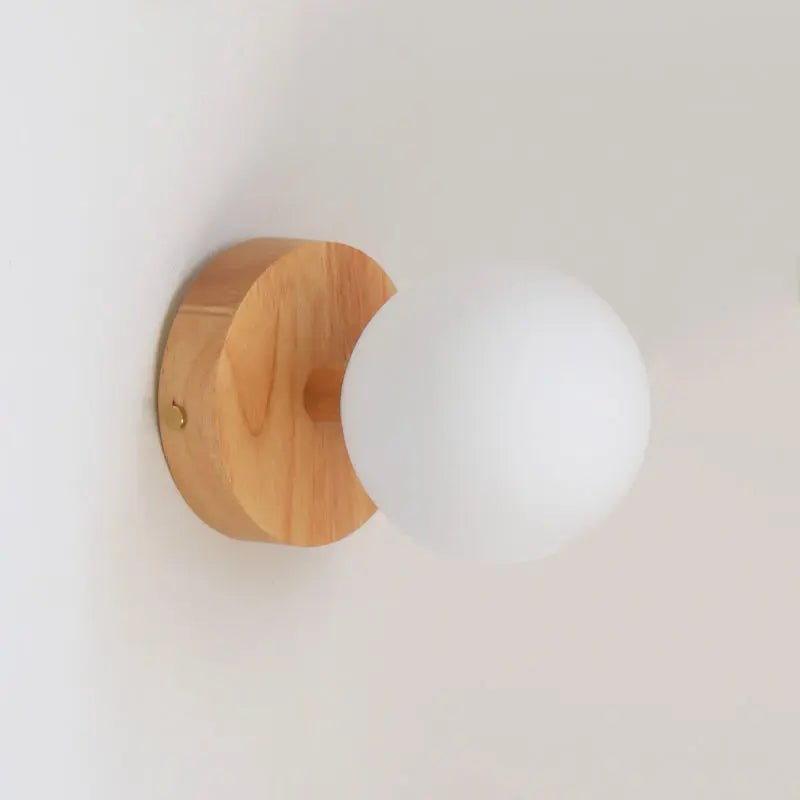 Richella Wandleuchte aus hellbraunem Holz und Glas | Wiederaufladbar & Kabellos
