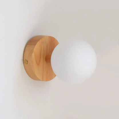 Richella Wandleuchte aus hellbraunem Holz und Glas | Wiederaufladbar & Kabellos