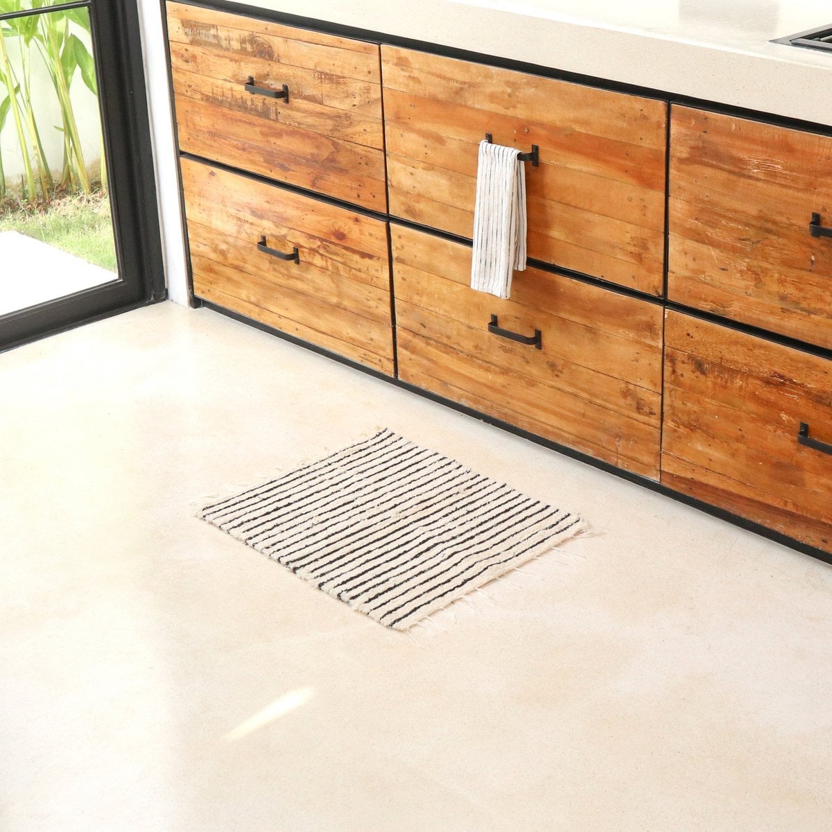 Alfombra pequeña de algodón – Alfombra alargada a rayas – Alfombra bohemia blanca y negra – Alfombrilla de cama suave – Alfombra rectangular tejida a mano 70x50 cm UNTUK