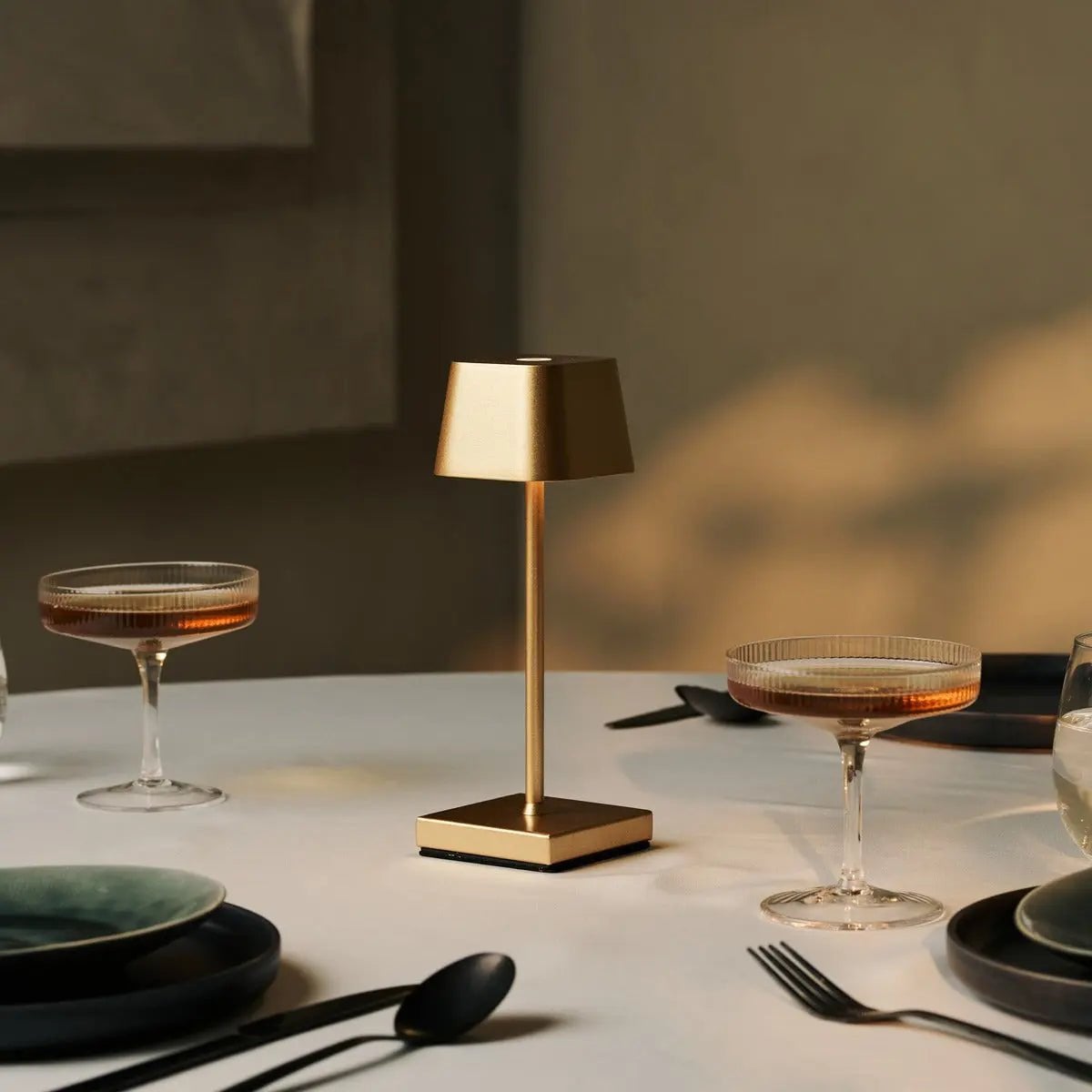 Combi Set Professional | 4 x Sarphati Mini Gold Rechargeable Table Lamps & 1 x Amstel Charging Station