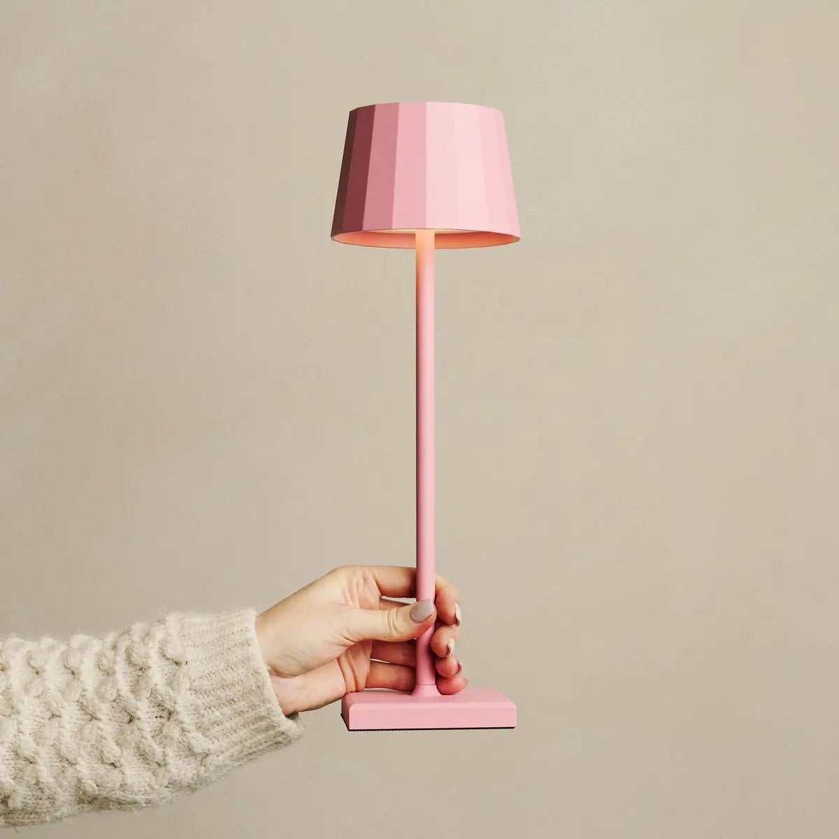 Combi Set Professional | 4 x Wouter Flamingo Pink Rechargeable Table Lamps & 1 x Amstel Charging Station