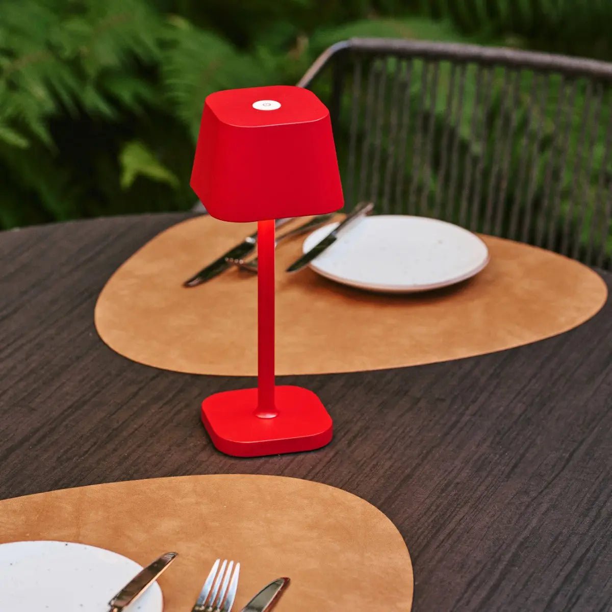 Lámpara de Mesa Recargable Ava Berry Red | Elegante, Inalámbrica y Regulable
