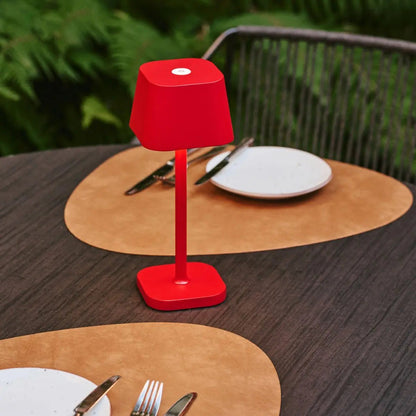 Lámpara de Mesa Recargable Ava Berry Red | Elegante, Inalámbrica y Regulable