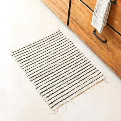 Alfombra pequeña de algodón – Alfombra alargada a rayas – Alfombra bohemia blanca y negra – Alfombrilla de cama suave – Alfombra rectangular tejida a mano 70x50 cm UNTUK