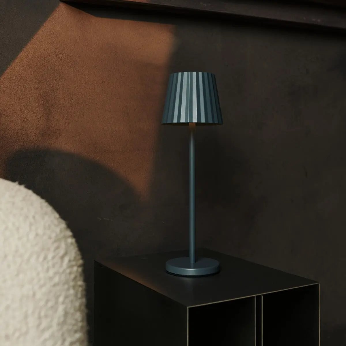 Combi Set Professional | 4 x Maya Stone Grey Rechargeable Table Lamps & 1 x AmstelCharging Station