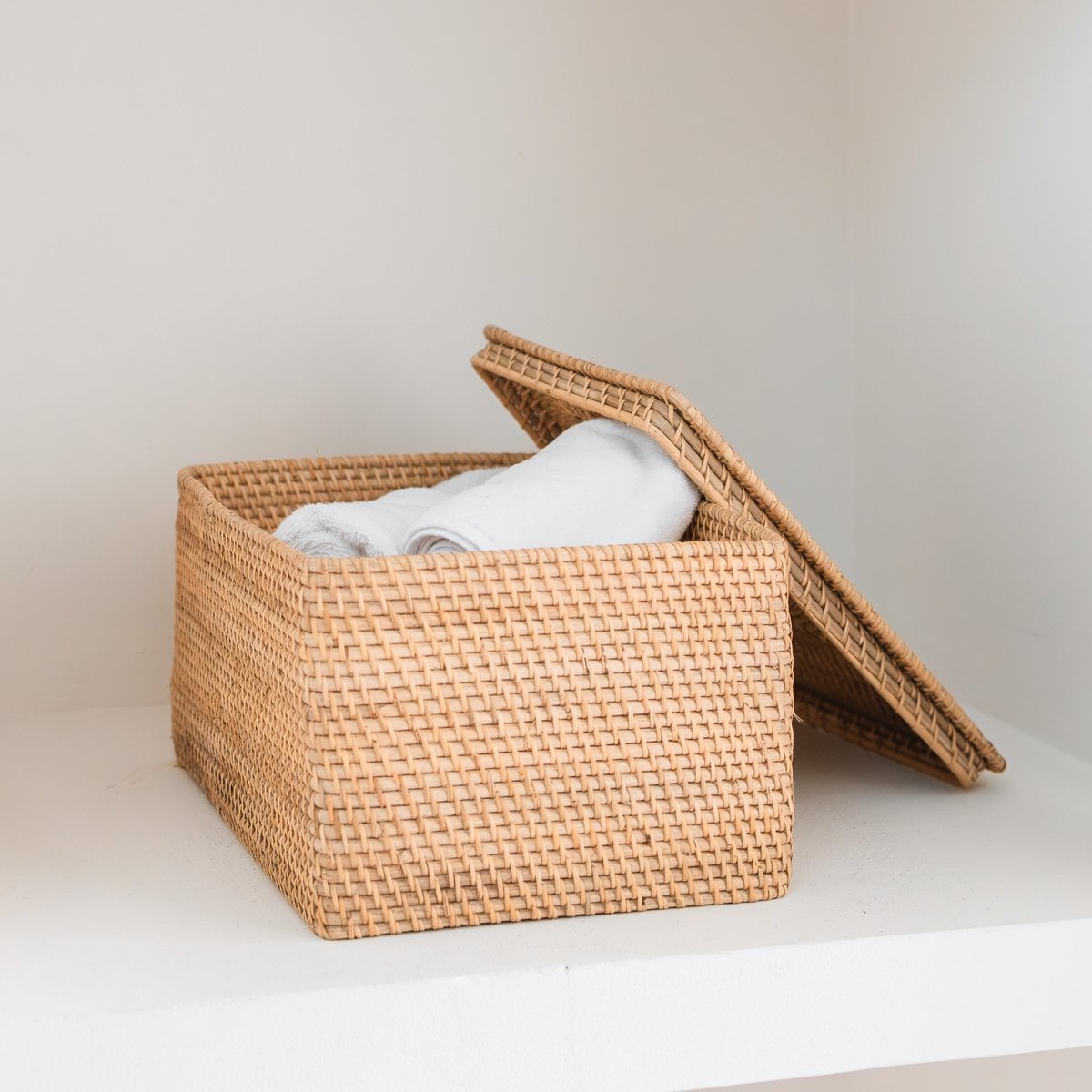 Panier de rangement avec couvercle – Panier d'étagère en rotin beige – Panier décoratif tressé à la main GRAHA (2 tailles)