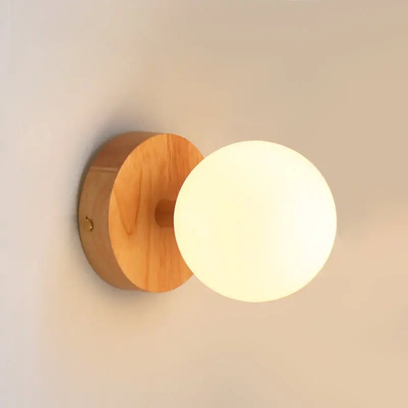 Richella Wandleuchte aus hellbraunem Holz und Glas | Wiederaufladbar & Kabellos