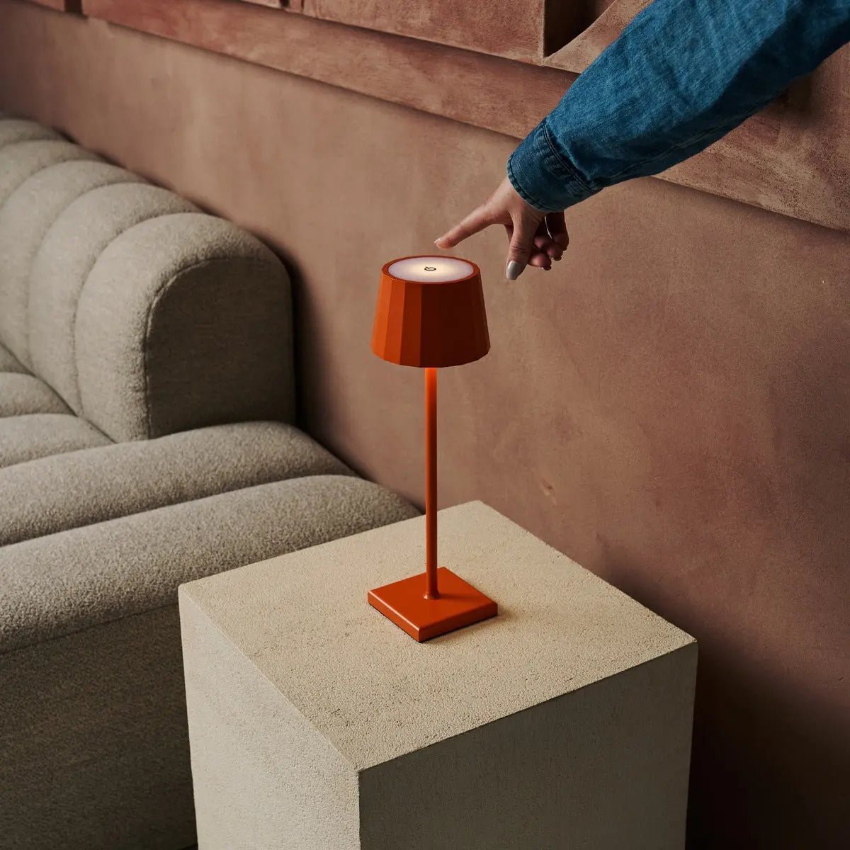 Combi Set Professional | 8 x Wouter Blossom Orange Rechargeable Table Lamps & 1 x Central Station Charging Station