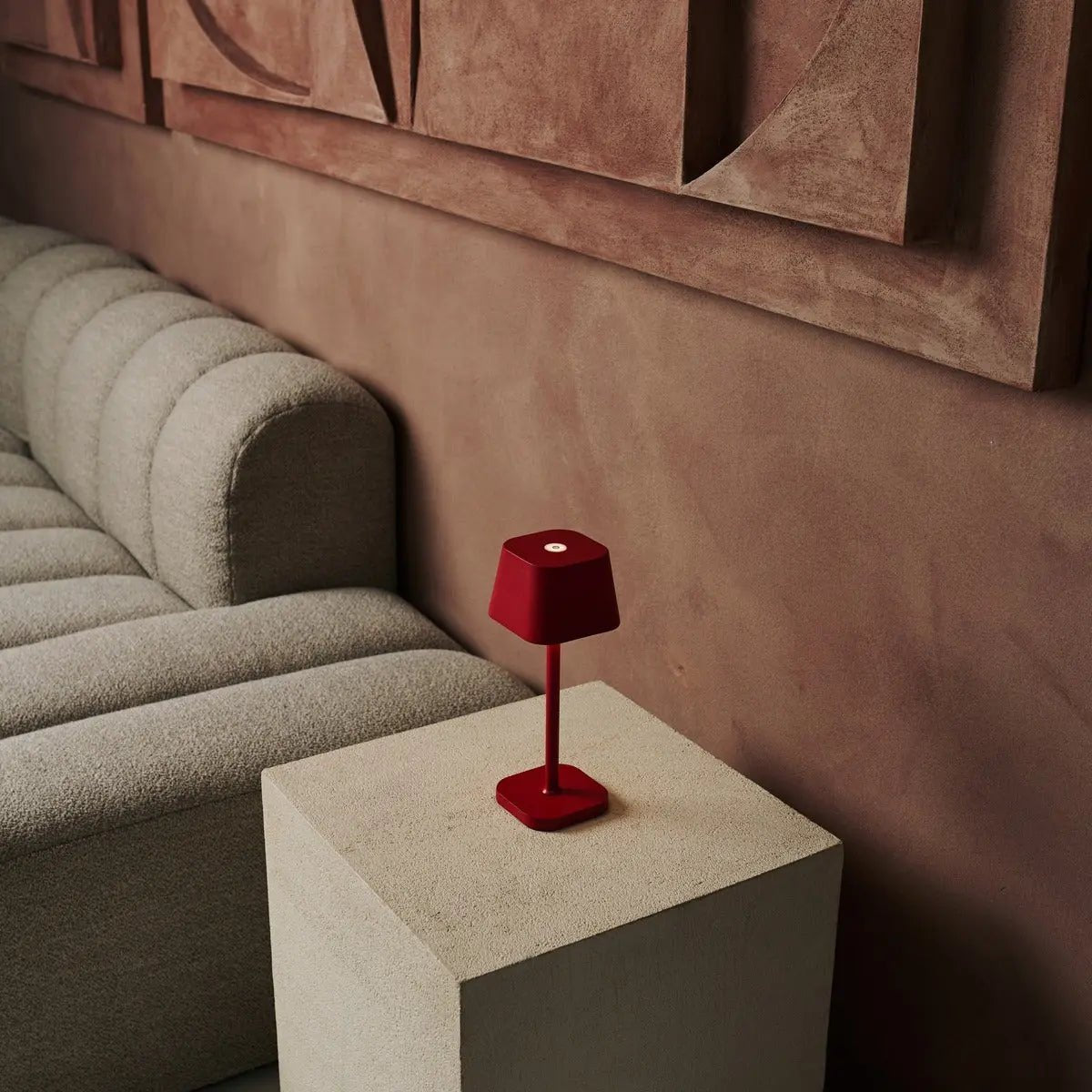 Lámpara de Mesa Recargable Ava Berry Red | Elegante, Inalámbrica y Regulable