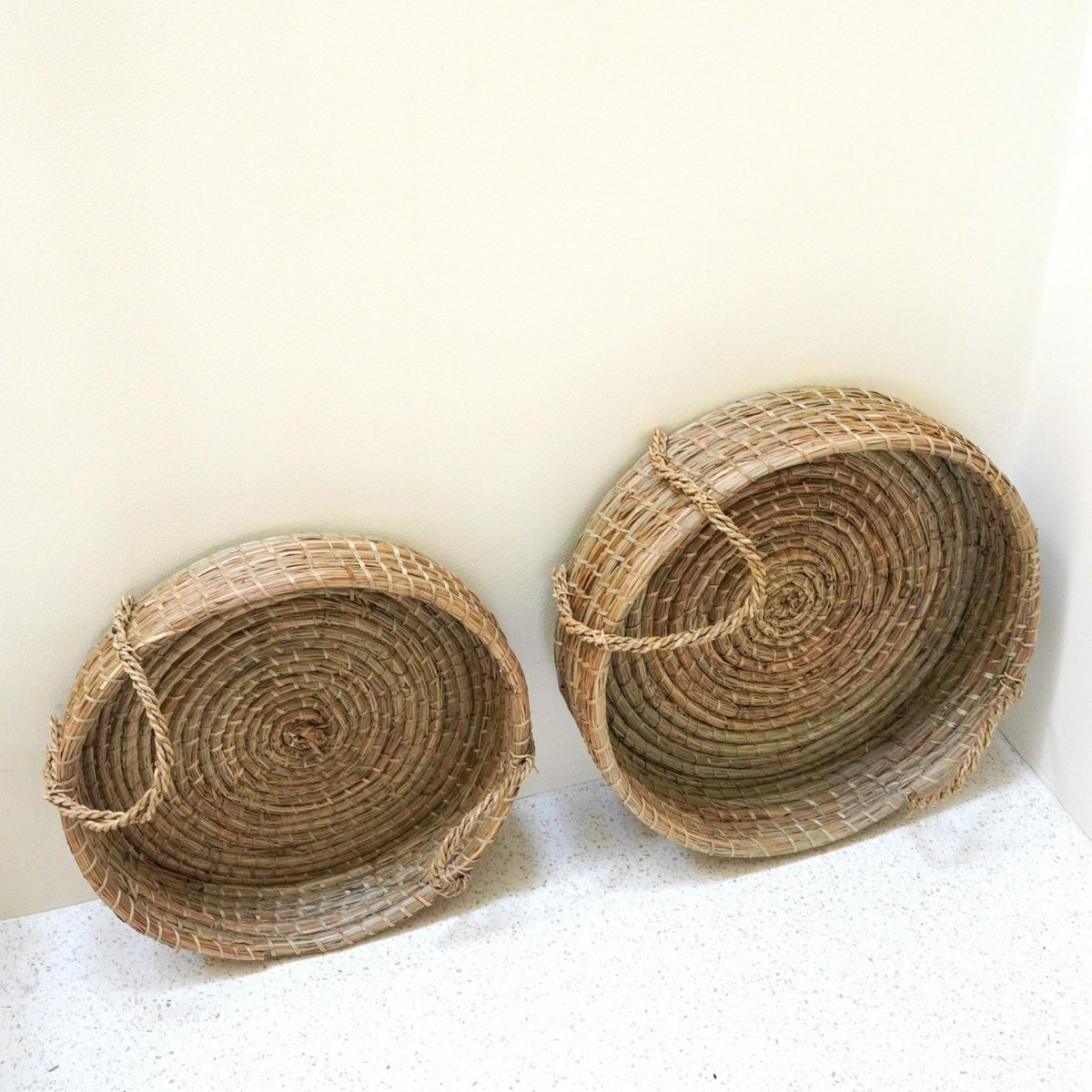 Handwoven Seagrass Round Serving Tray – Decorative Natural Home Decor