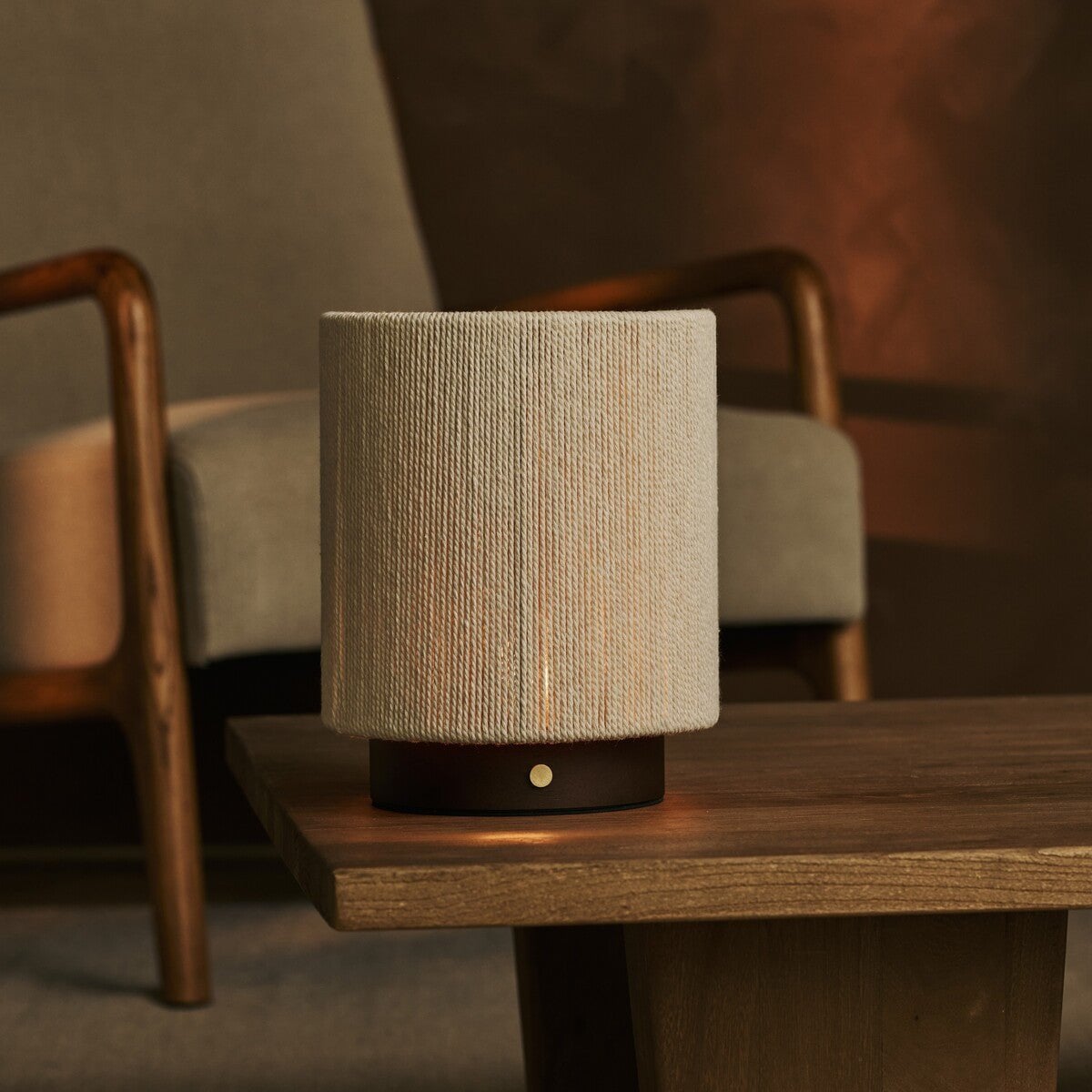 Lámpara recargable de madera marrón oscuro Ivo | Moderna, versátil y 3 modos de luz