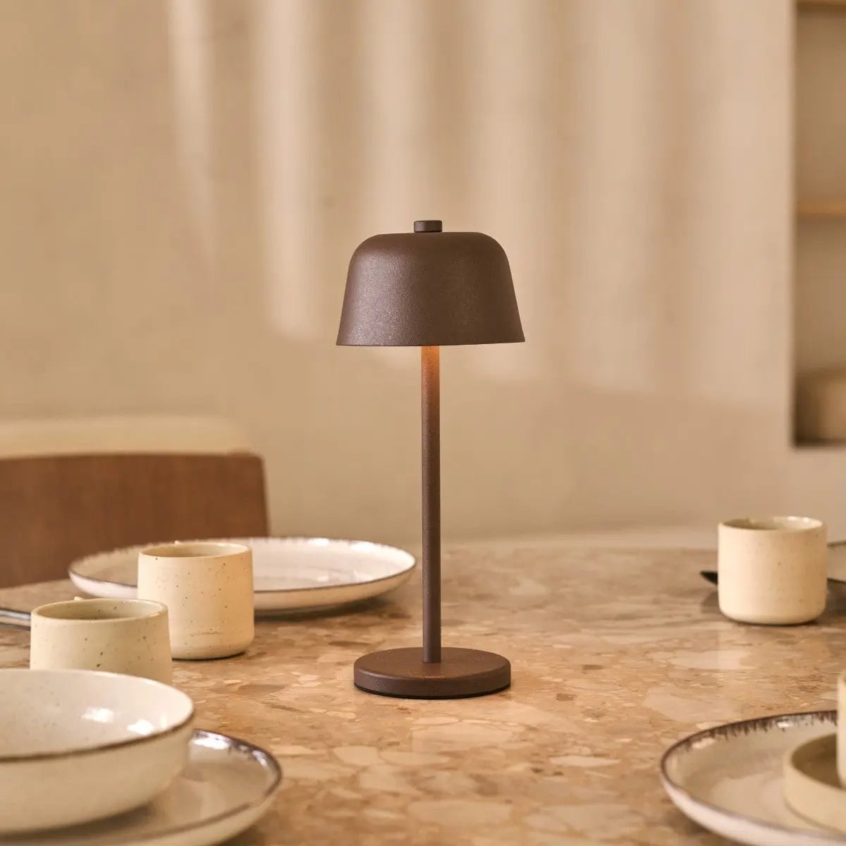 Lámpara de mesa recargable Anton Mocha Brown | Iluminación elegante e inalámbrica