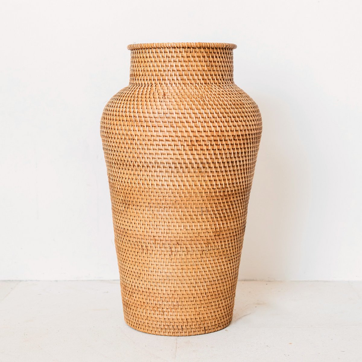 Vase Rond en Rattan Tressé – Grand Vase Décoratif Boho – Vase Haut & Étroit – Vase de Sol Fait Main à partir de Fibres Naturelles (Ø 30 cm) KIDUNG