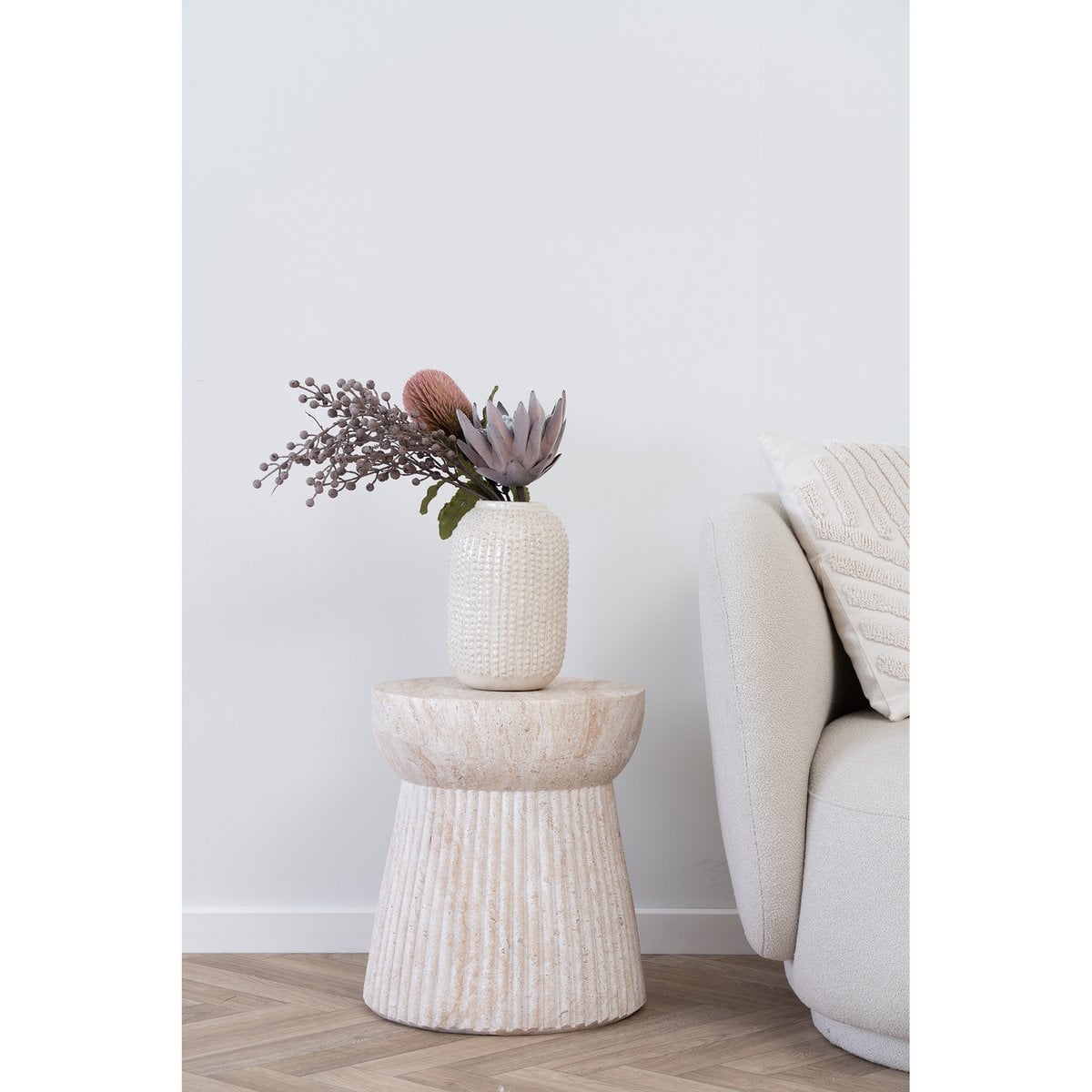 Bonn Beistelltisch – Natur, Fiberglasbeton mit Rillendesign, ø37x43 cm