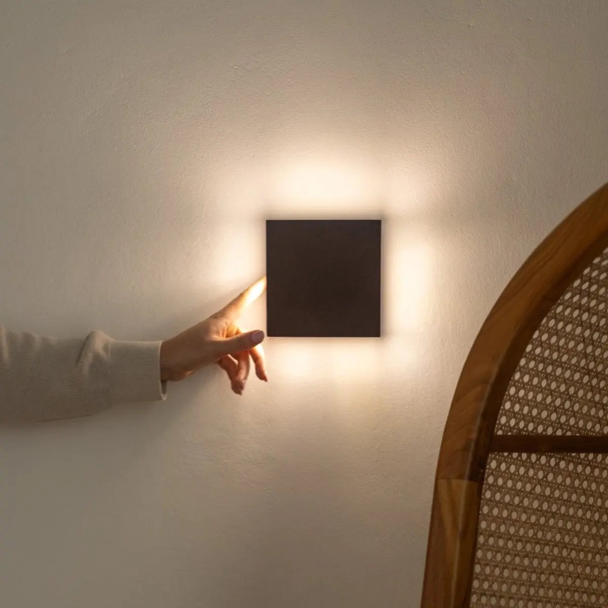 Lane Black Cordless Wall Light – Rechargeable & Dimmable Natural Wood Lamp