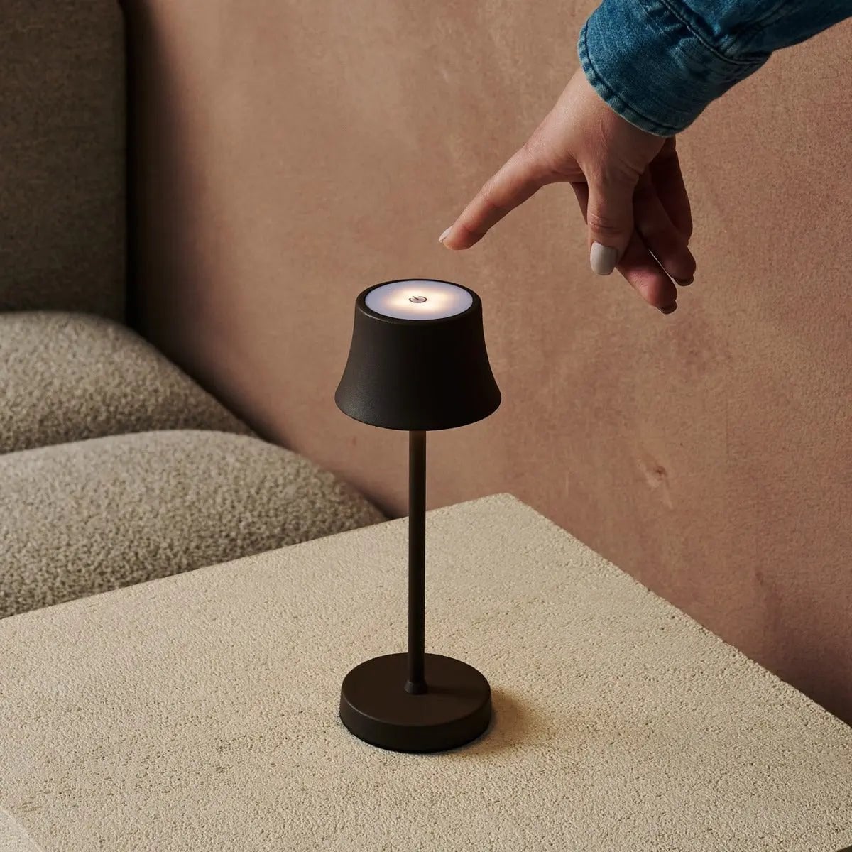 Combi Set Professional | 4 x De Pijp Mini Mocha Brown Rechargeable Table Lamps & 1 x Amstel Charging Station
