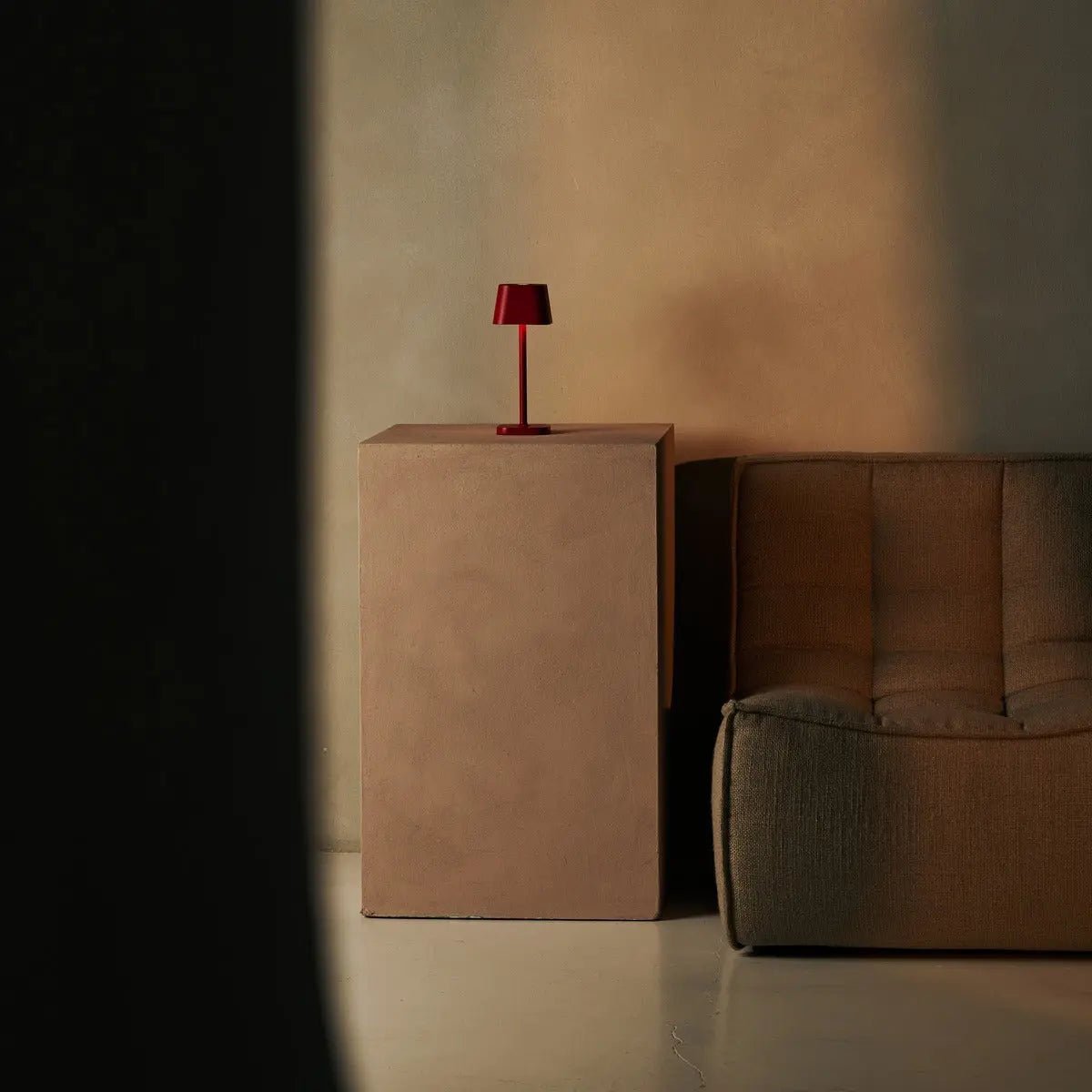 Lámpara de Mesa Recargable Ava Berry Red | Elegante, Inalámbrica y Regulable