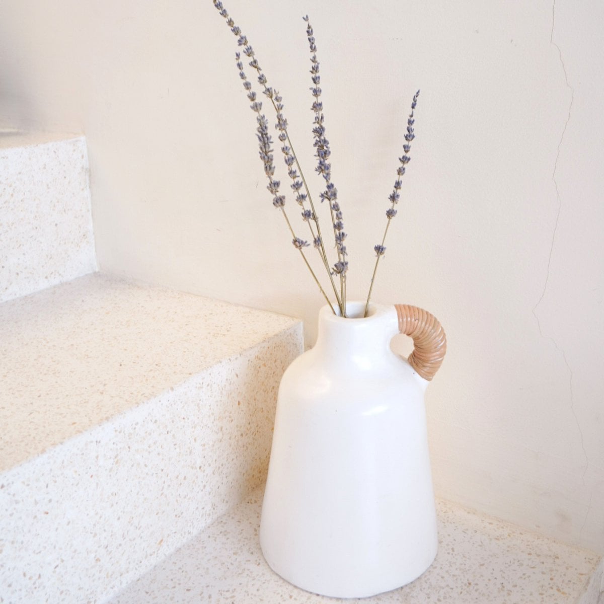 Vase Blanc Petit Vase Décoratif pour Fleurs Séchées ou Frais Main Moulé à la Main à partir d'Argile avec Poignée en Rattan SANA