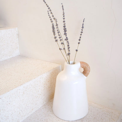 Vase Blanc Petit Vase Décoratif pour Fleurs Séchées ou Frais Main Moulé à la Main à partir d'Argile avec Poignée en Rattan SANA