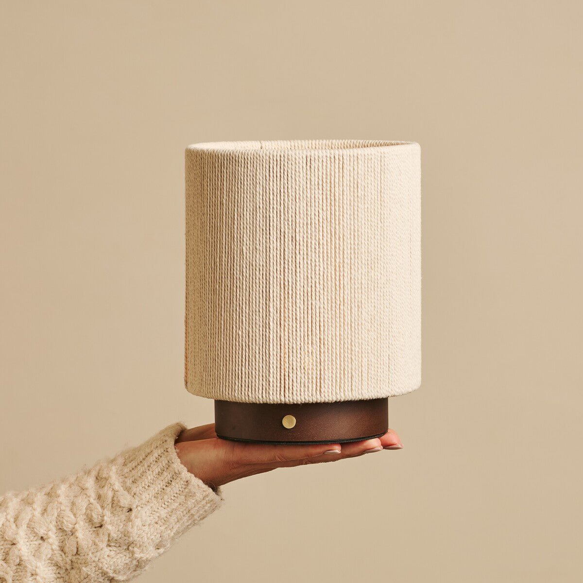 Lámpara recargable de madera marrón oscuro Ivo | Moderna, versátil y 3 modos de luz