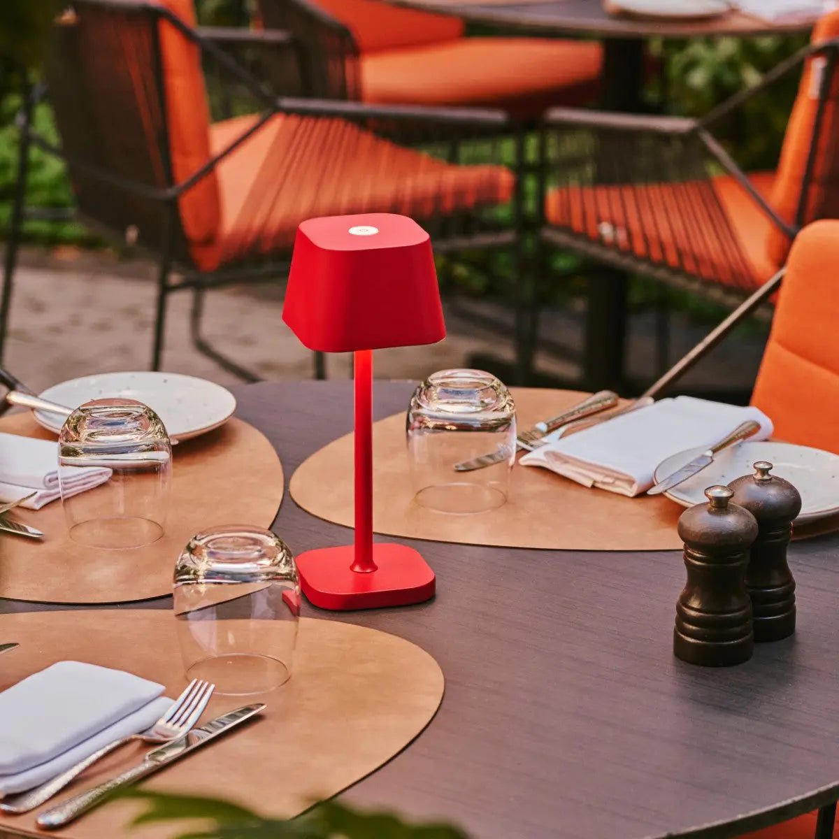Lámpara de Mesa Recargable Ava Berry Red | Elegante, Inalámbrica y Regulable