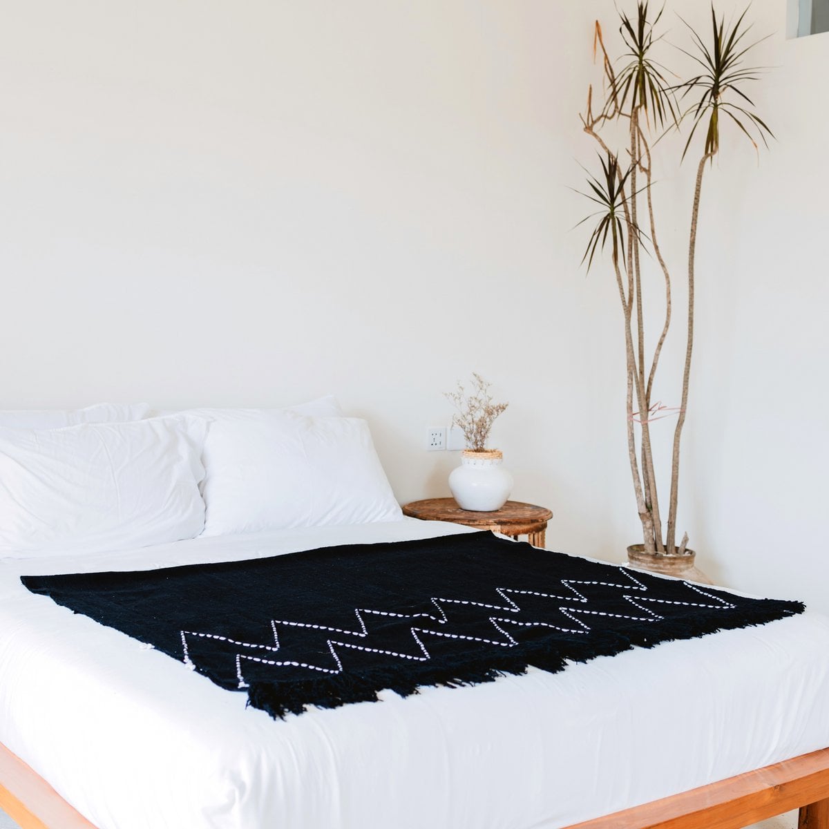 Black Throw Handwoven – Boho Bedspread – Fringes and Zigzag Pattern Plaid – Cosy Sofa Blanket – Cotton Throw 140x200 cm LINGGAH